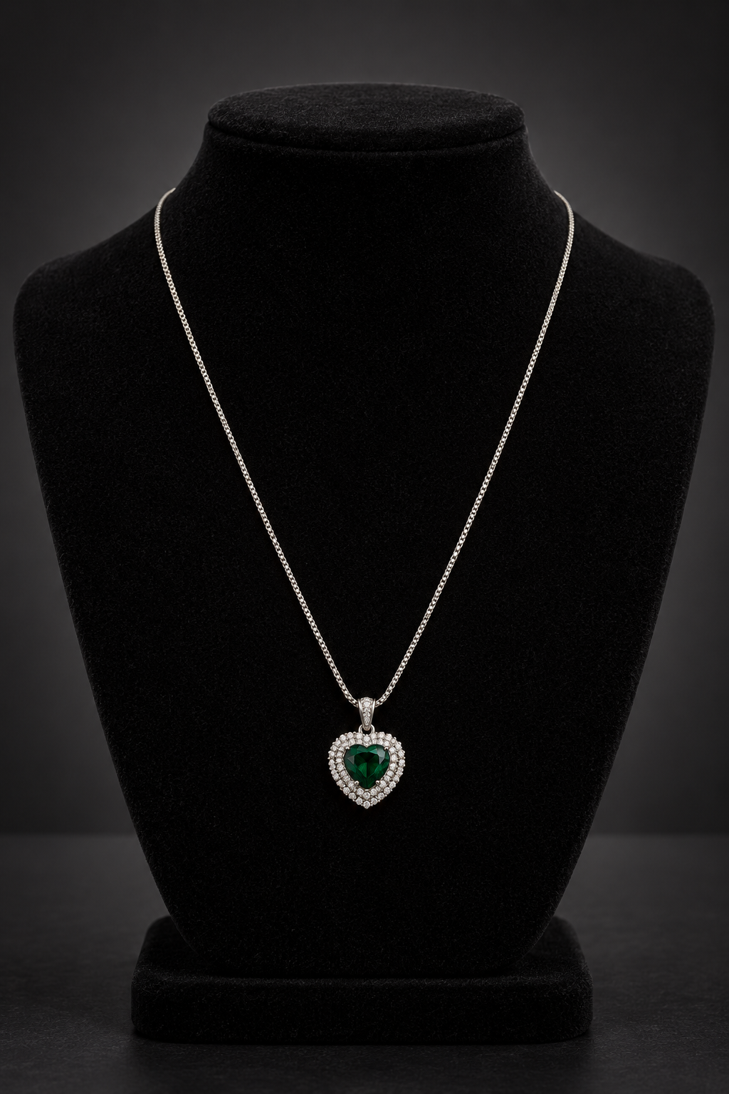 JW22 – Green Heart Silver-Tone Pendant Necklace