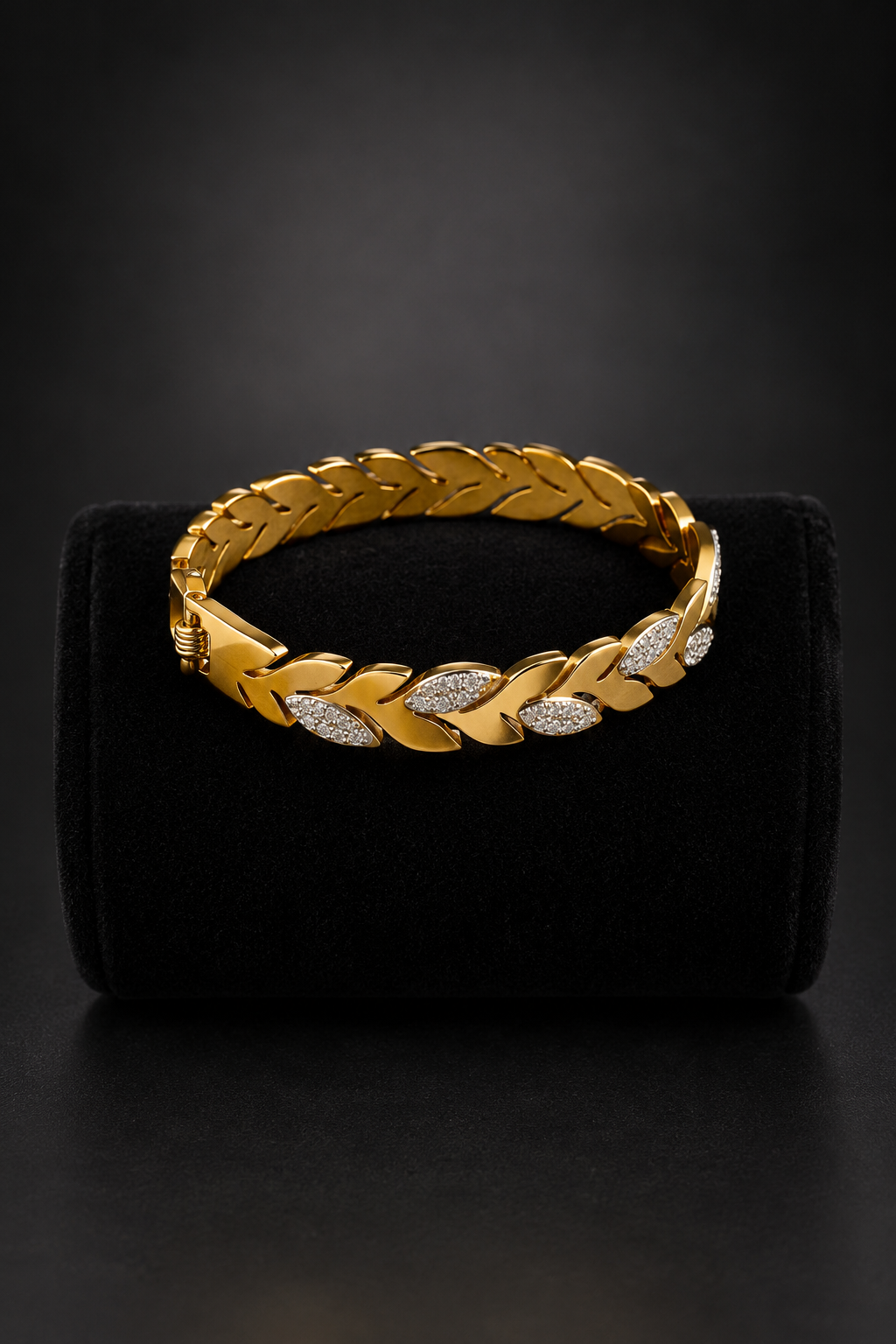 JW60 – Gold-Tone Leaf Link Bracelet